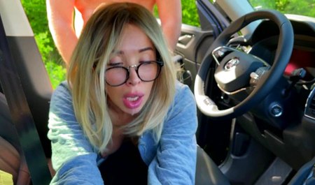 La belle-mère a surpris son beau-fils en train de se branler et l'a aidé à finir avec une pipe et une levrette