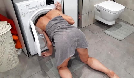 La femme s'est coincée la tête dans la machine à laver et a perdu sa virginité anale