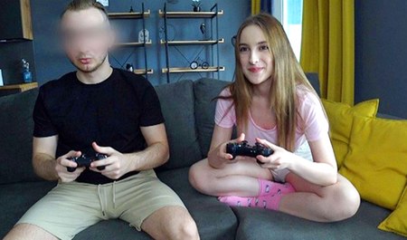 Annie Walker joue à un jeu vidéo avec son demi-frère puis fait l'amour