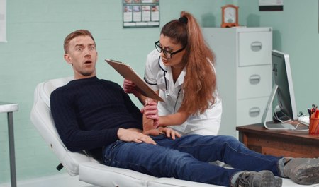 Le médecin n'a pas pu s'empêcher de faire l'amour à la vue de la grosse bite de Danny D