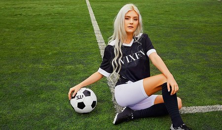 Eva Elfi a commencé à sucer des bites sur le terrain de football, mais il est venu sur le lit