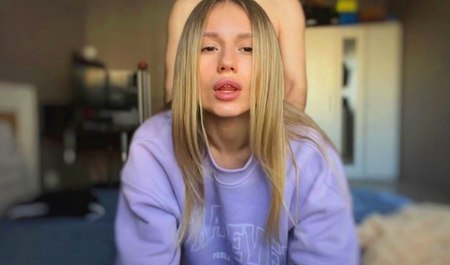 La blonde Allinika a montré son corps et a aidé son amie à jouir...