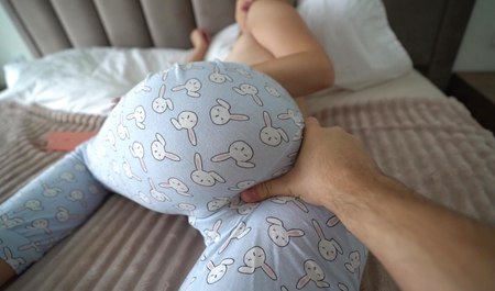 Je me suis réveillé de ma belle-mère qui se branlait sur du porno et j'ai fait frire la femme avec plaisir