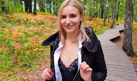 Frère a des relations sexuelles avec sa demi-soeur dans un parc de la ville
