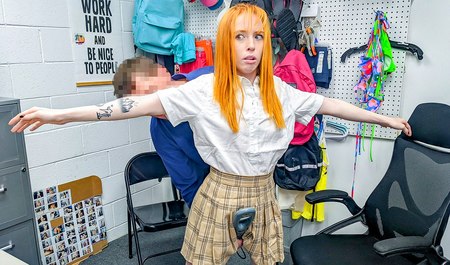 L'agent de sécurité Rion King baise un voleur aux cheveux roux avec son pénis au lieu de concombres