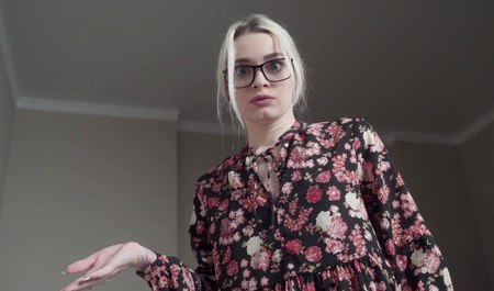 La belle-mère a aidé son beau-fils à jouir dans son cul et elle s'est enfuie à un rendez-vous