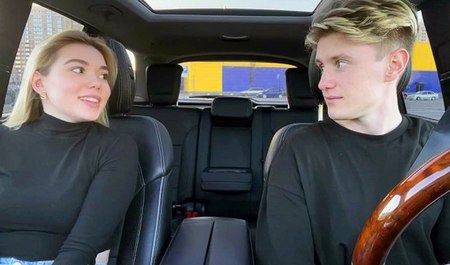 Une fille russe paie le prix du taxi avec une pipe