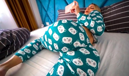 Un demi-frère baise sa sœur pour s'être branlé sur du porno