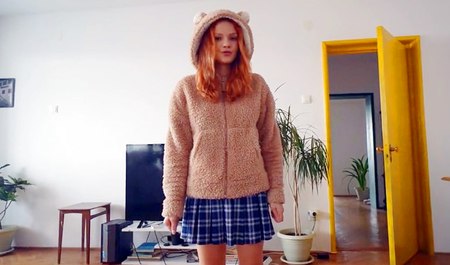 La demi-soeur a rendu visite à son frère et lui a demandé de coucher avec lui