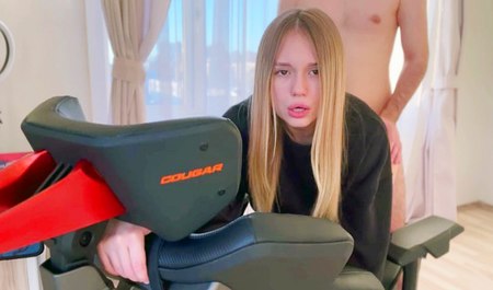 Satisfaite, Allinika a remercié son amie pour le cadeau avec du sexe sur une chaise