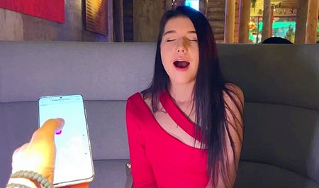 Jolly Butt se masturbe sous la table lors d'un rendez-vous avec un ami