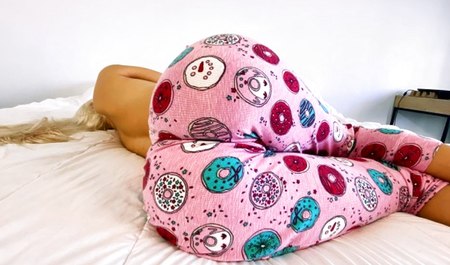 J'ai surpris ma belle-mère en train de se branler et je l'ai aidée à bien jouir