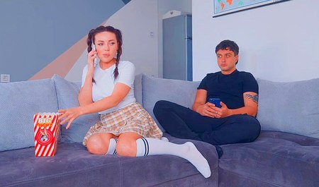 Il m'est arrivé de baiser ma demi-soeur pendant qu'elle parlait à sa nouvelle amie