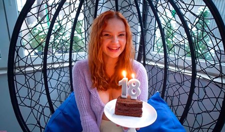 Verlonis aux cheveux roux a dix-huit ans et son amie couche avec elle