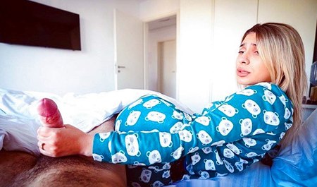 Jenny Lux baise avec son beau-fils sur le même lit dans un hôtel