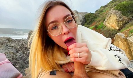 Lis Evans avec ses amis et sa petite amie fait un gangbang sur une plage sauvage