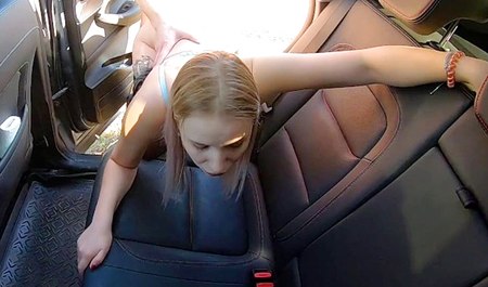 Je me suis arrêté dans une voiture sur la route et j'ai commencé à baiser ma copine dans la voiture