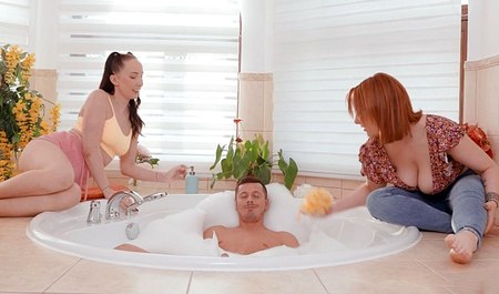 Il baise deux amis à la fois, mais ne se plaint jamais...