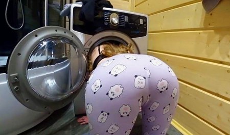 Il a sauvé sa demi-soeur de l'esclavage électronique et l'a baisée correctement