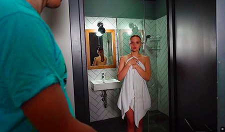 J'ai espionné ma demi-soeur sous la douche et je l'ai baisée là-bas