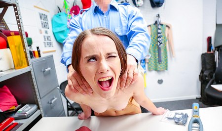 Un agent de sécurité d'un magasin interroge un voleur à l'étalage dans son bureau.