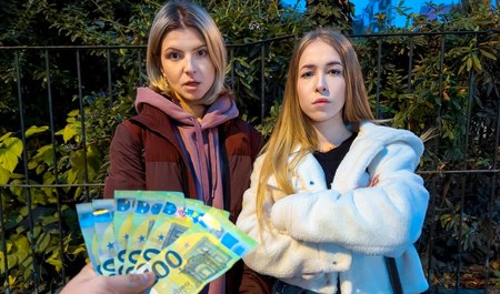 L'artiste pick-up a rencontré deux copines, mais a baisé presque exclusivement avec une
