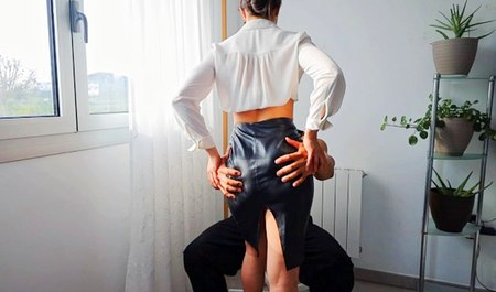 La secrétaire montre un strip-tease après le travail et me provoque à faire l'amour