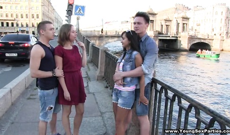 Deux paires d'étudiants font un trio