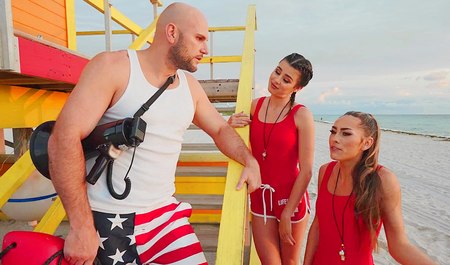 Les filles de sauvetage et leur patron s'engagent à se sauver mutuellement de l'insatisfaction sexuelle