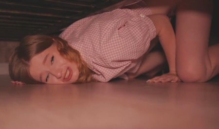 La rousse Diana Ryder séduit son demi-frère pour du sexe à la maison