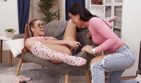 Je suis venu chez ma voisine et j'ai eu du sexe lesbien avec elle