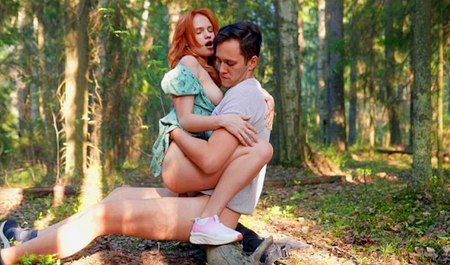 Un couple russe est entré dans la forêt d'été et y a fait l'amour