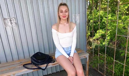 J'ai récupéré une fille à un arrêt de bus et j'ai couché avec elle dans la voiture