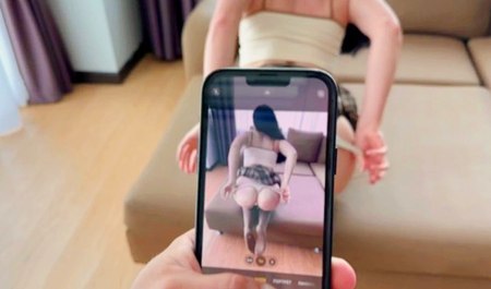 Sweetie Foxy est filmée nue sur son téléphone à la suggestion de sa demi-soeur