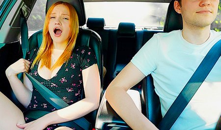 Verlonis monte avec un mec et fait l'amour dans la voiture