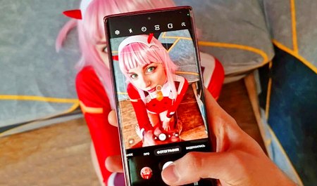 Un colocataire se fait filmer et baiser pendant une séance photo de cosplay