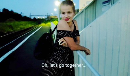 J'ai réchauffé une jolie fille avec du sexe dans un parking ferroviaire