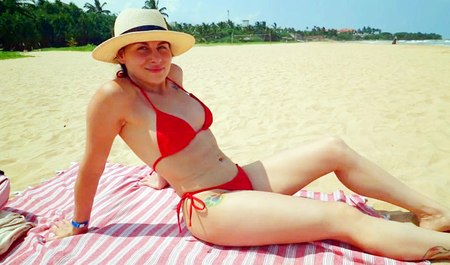 J'ai ramassé une fille en maillot de bain rouge sur la plage et je l'ai baisée dans ma chambre