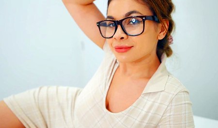 La belle petite amie Loli Lips enseigne le sexe à son homme bien-aimé