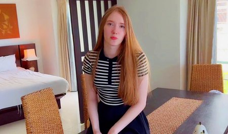 Une agent immobilier fait une pipe à un touriste, pas seulement pour ses beaux yeux