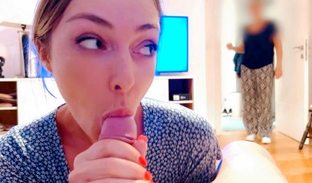 Nastya Sukhorukova suce une bite devant sa mère et elle est très contente...