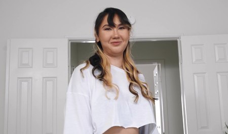 Appelle une jolie fille asiatique pour le travail et le sexe