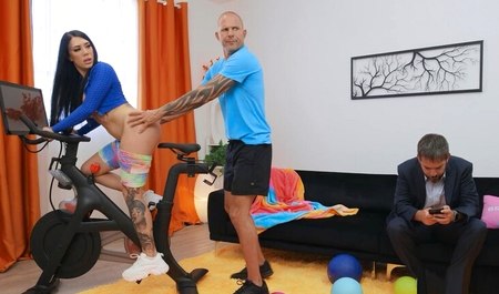 J'ai baisé la femme de quelqu'un d'autre comme une séance d'entraînement, mais je n'ai pas prêté attention aux précautions de sécurité...