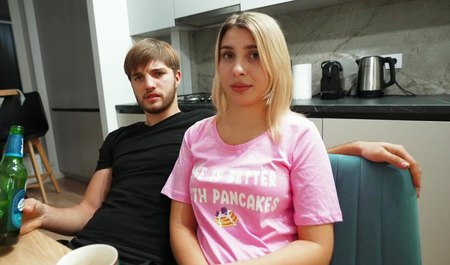 Jenny baisée au lit avec l'ami de son mari alors qu'il était dans une autre pièce