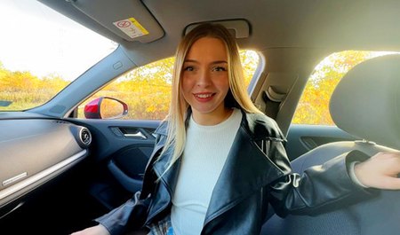 Un mec a ramassé une fille dans une voiture et elle lui a fait une pipe