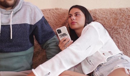 Annie Road appelle son collègue chez elle et le séduit facilement dans le sexe torride.