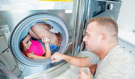 Le mec est toujours content de sa gracieuse petite amie à cause des petits trous et de la possibilité de jouir sur son visage...