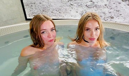 Lis Evans et son amie sont allées au sauna et sont tombées sur des bites d'hommes, ce qu'elles ne regrettent jamais