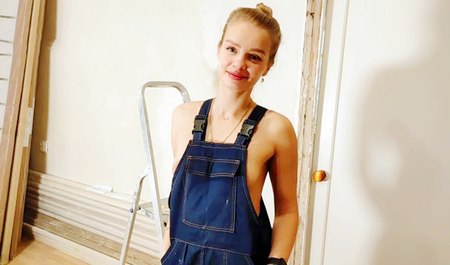 L'employée a fait quelque chose de mal et le patron l'a baisée à son initiative