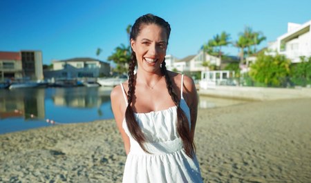 Charles Dera prouve qu'il est un gentleman en baisant la délicieuse Coco Bae